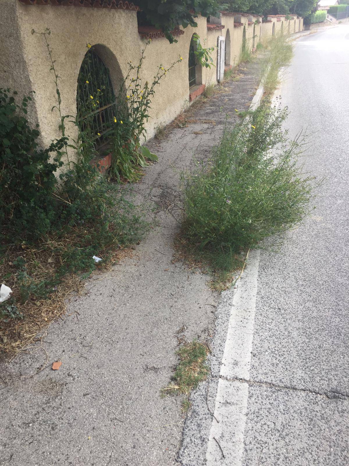 L’AQUILA, “MARCIAPIEDI ABBANDONATI”: CONTINUANO LE SEGNALAZIONI