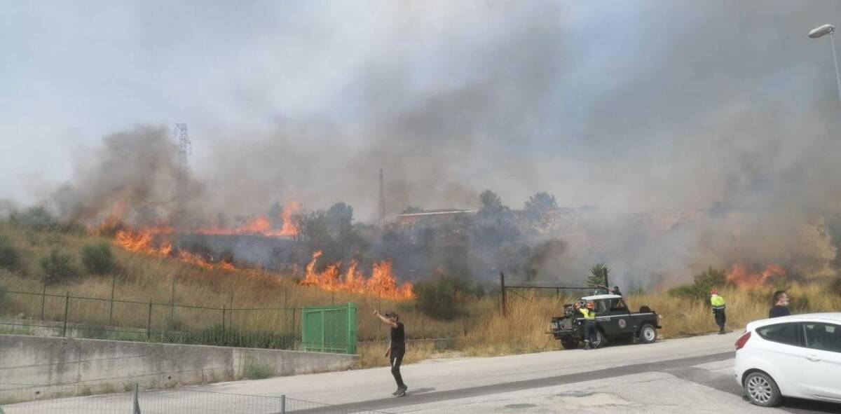 L’AQUILA, INCENDIO IN ZONA COLLE SAPONE: VIGILI DEL FUOCO SUL POSTO