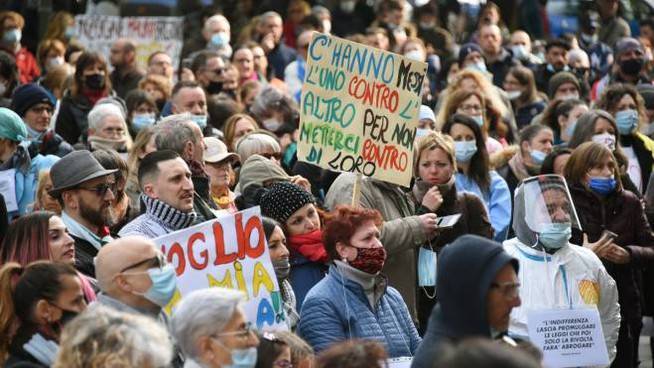 GREEN PASS: GALASSIA NO VAX IN PIAZZA IN 80 CITTA’, ANCHE A PESCARA, “NO DITTATURA SANITARIA”