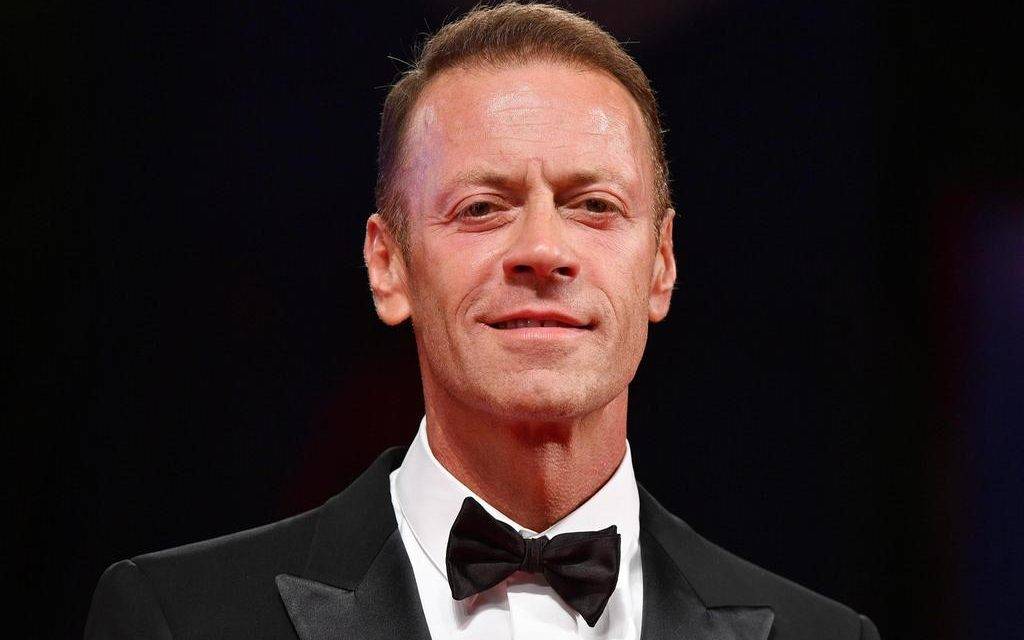 THE SPANISH STALLION: ROCCO SIFFREDI PRESENTA LA SUA SERIE A LUCI ROSSE