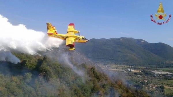 INCENDIO AD ATRI, IN AZIONE ANCHE CANADAIR