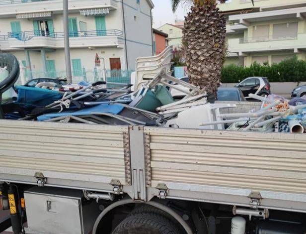 TORTORETO: RIMOSSI 115 OMBRELLONI LASCIATI NELLE SPIAGGE LIBERE, SARANNO DISTRUTTI