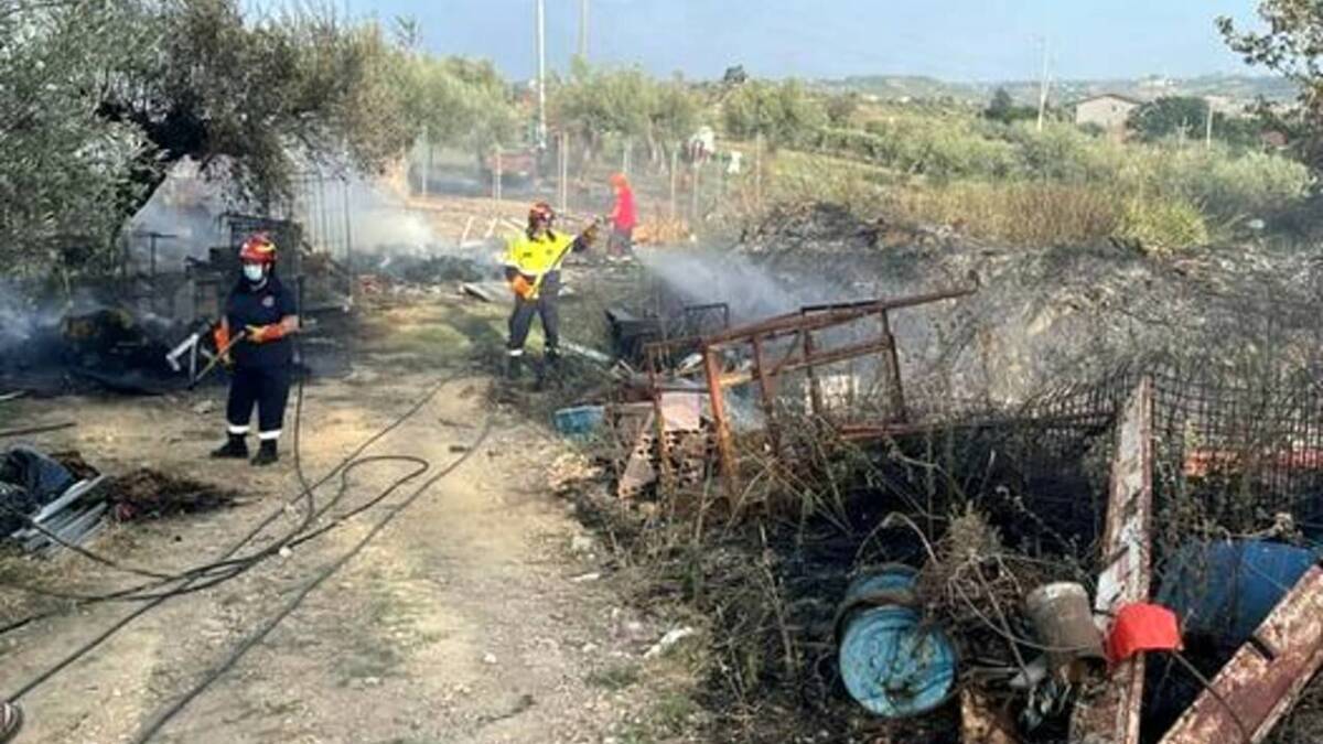 INCENDI: NUOVO ROGO A CITTA’ SANT’ANGELO, DOMATO DAI VIGILI DEL FUOCO
