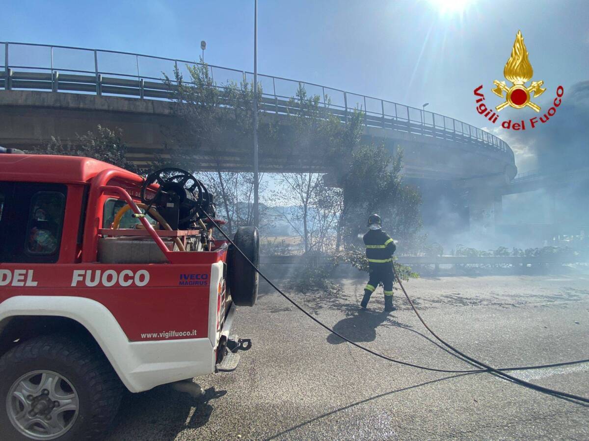 INCENDI ABRUZZO, VIGILI DEL FUOCO: “GRANDE EMERGENZA, AL LAVORO AL MASSIMO DELLE NOSTRE FORZE”