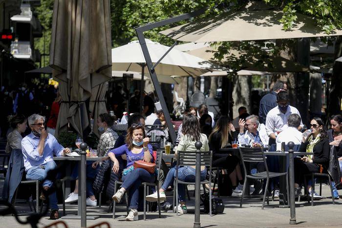 COVID, “ENTRO L’ESTATE STOP LIMITI ASINTOMATICI”. ESPERTI DIVISI: “ANCORA TROPPI RISCHI”