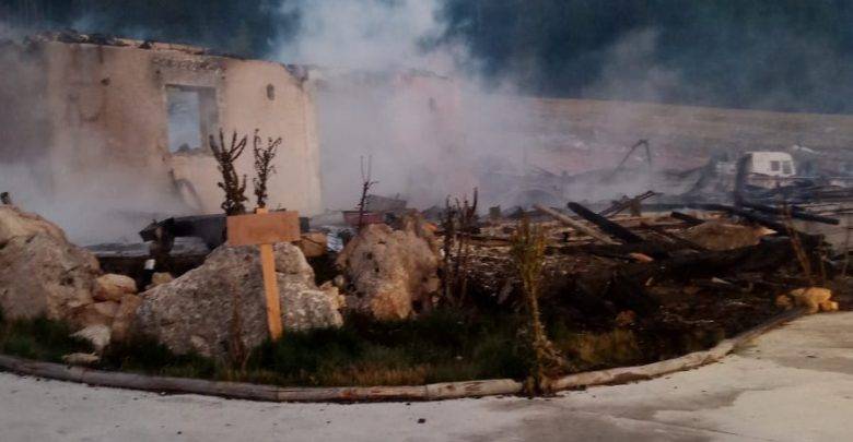 INCENDIO RIFUGIO FONTE VETICA, INDAGINI IN CORSO. SALVE 4 PERSONE, FIAMME PARTITE DA CUCINA