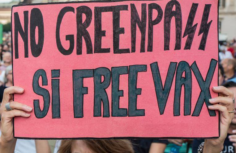 PESCARA: NUOVO SIT-IN DEI NO GREEN PASS E NO VAX DAVANTI LA CHIESA DELLA MADONNA DEI SETTE DOLORI