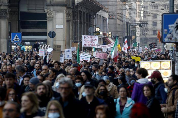 CORTEO NO GREEN PASS MILANO, UN ARRESTO E 74 DENUNCE