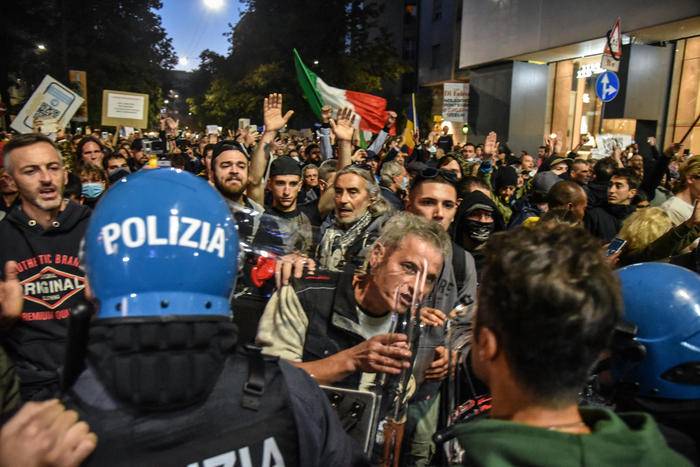 GREEN PASS: SCATTANO DENUNCE PER 40 ANARCHICI CORTEO MILANO