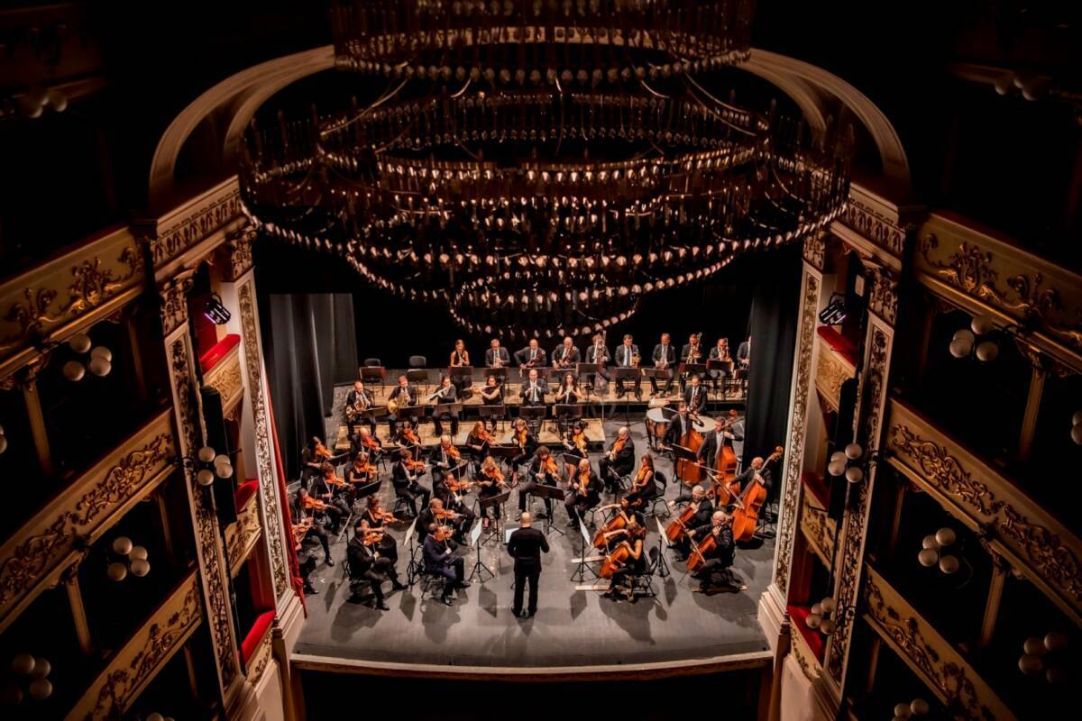 “LA MUSICA RIPARTE”: ISTITUZIONE SINFONICA ABRUZZESE INAUGURA 47° STAGIONE CON FABRIZIO MELONI