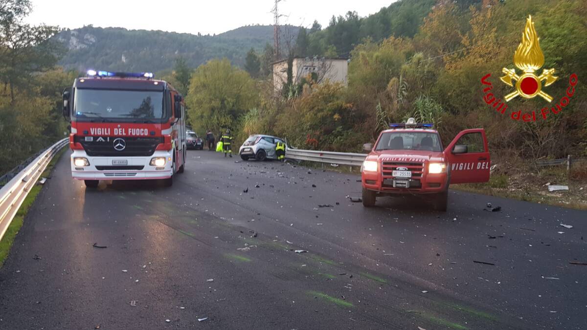 BUSSI: SCONTRO AUTOMOBILE E CAMION, FERITO GRAVEMENTE 22ENNE. LUNGHE FILE SULLA STATALE 153