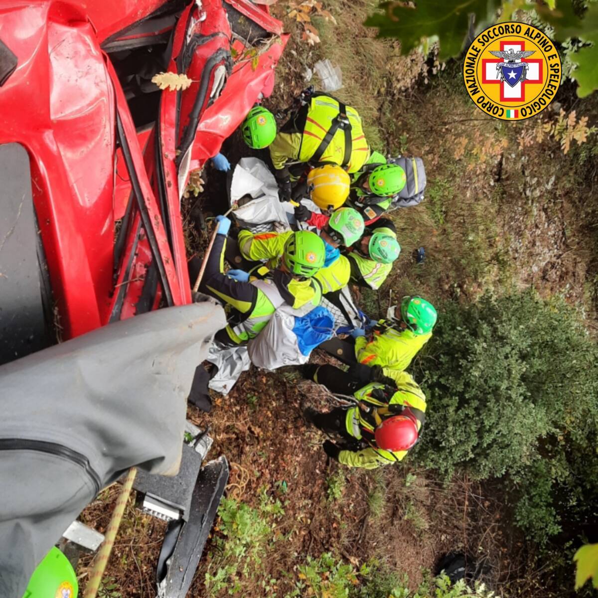 BUSSI SUL TIRINO, JEEP SI RIBALTA DURANTE ESCURSIONE: UN MORTO E UN FERITO GRAVE