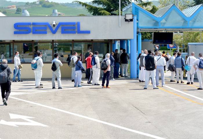 STELLANTIS, FIOM: “FERMATE SEVEL PESANO SU SALARI”