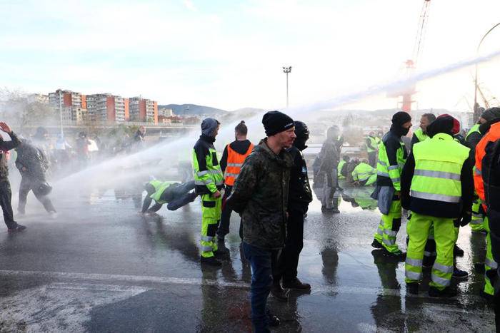 GREEN PASS: MANIFESTANTI AL PORTO DI TRIESTE SGOMBERO TRA CARICHE, IDRANTI E LACRIMOGENI