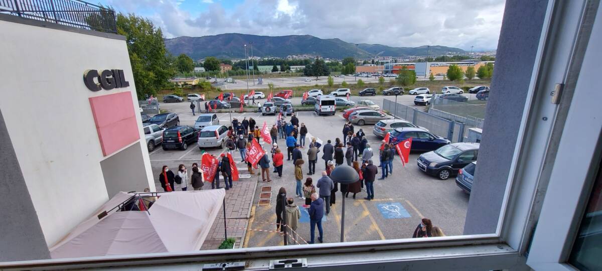 NO GREEN PASS: PRESIDIO ALLA SEDE CGIL DELL’AQUILA, “MOMENTO DI UNIRCI”