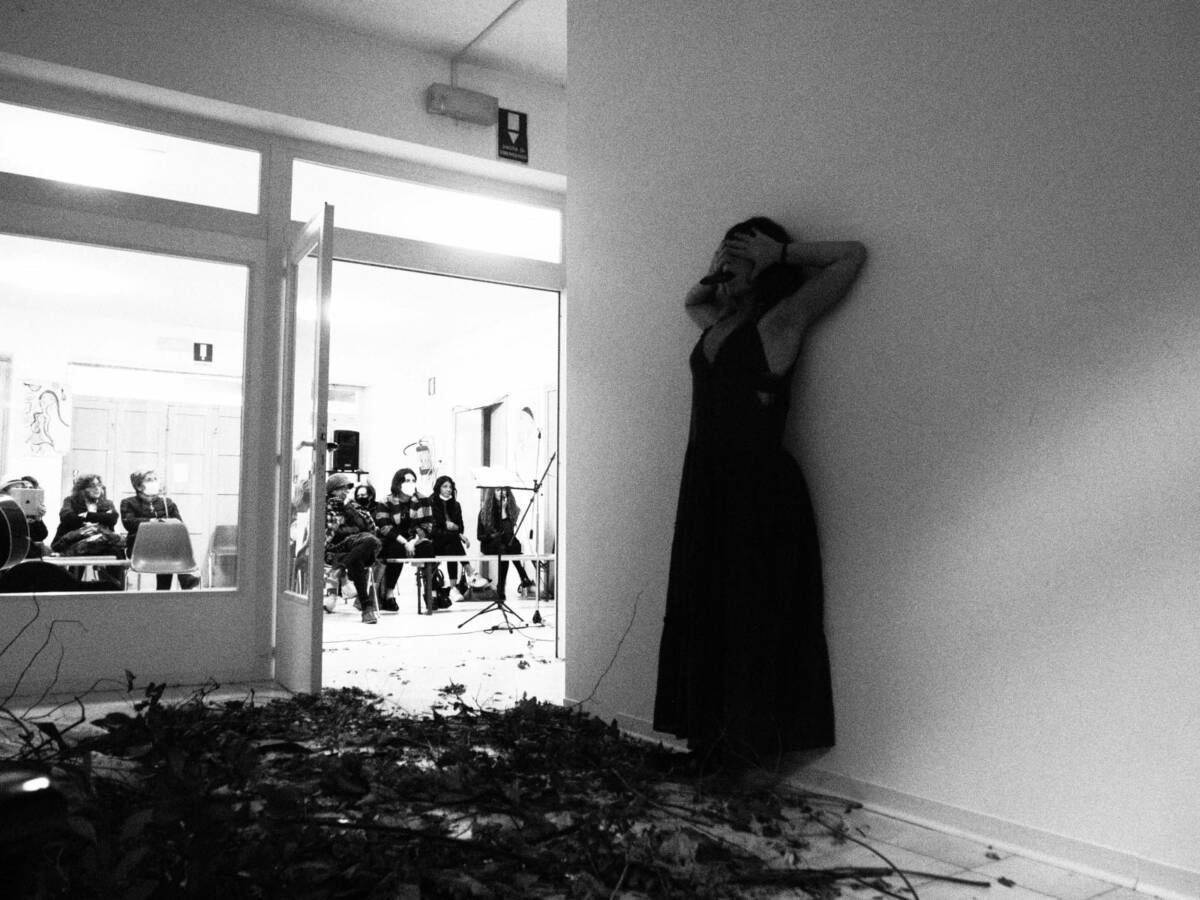È SEMPRE DOMENICA: ARTE, PAROLE E MUSICA A LA KAP DI FONTECCHIO, LUNGO LE TRAME DI UN ROMANZO