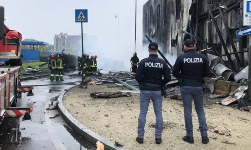 TRAGEDIA NEL MILANESE: AEREO PRECIPITA SU PALAZZINA, MORTE 8 PERSONE A BORDO, ANCHE BAMBINO