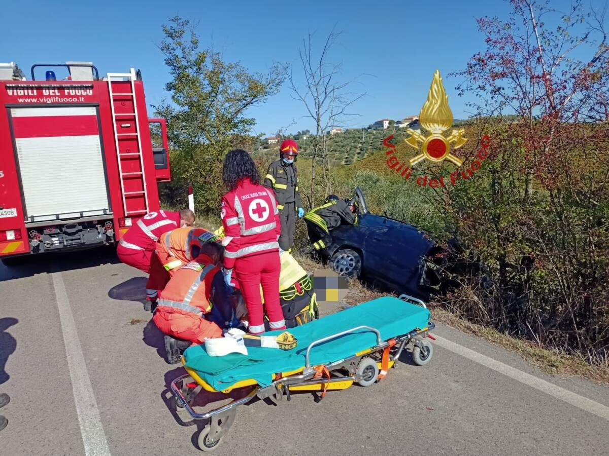 INCIDENTE A MOSCUFO, AUTO FINISCE FUORI STRADA: FERITO IL CONDUCENTE