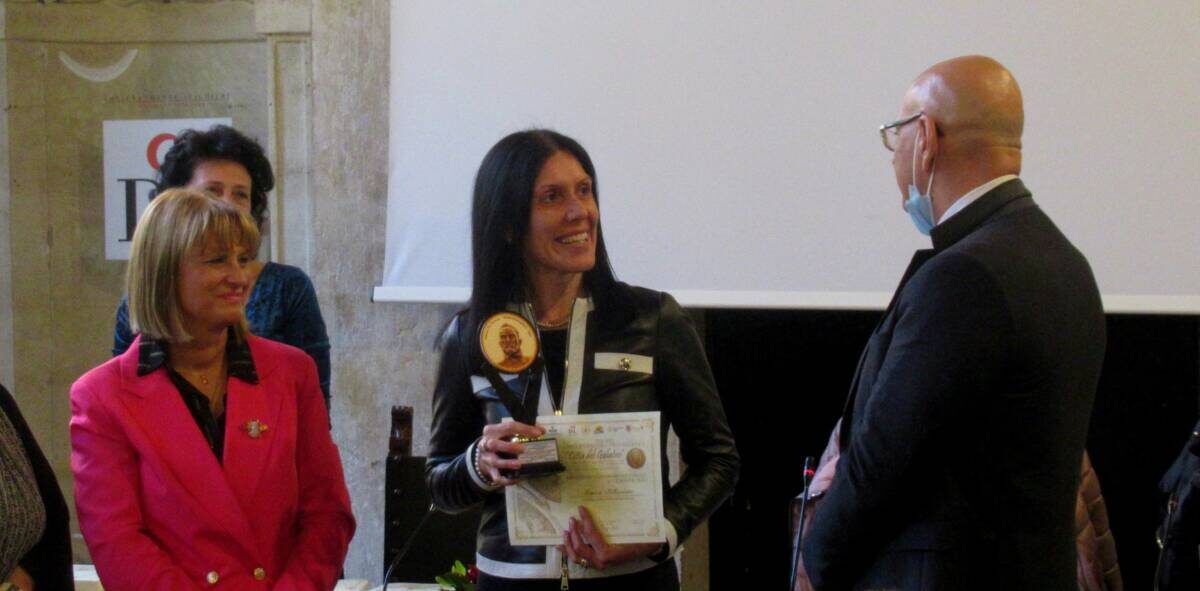 “PERSONAGGI AQUILANI”, ALLA GIORNALISTA MONICA PELLICCIONE IL PREMIO “CITTA’ DEL GALATEO”