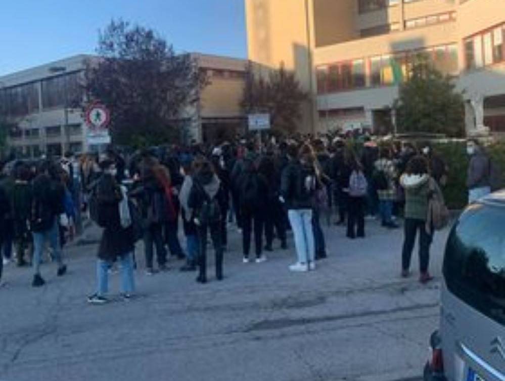 L’AQUILA, LUNGHE FILE PER IL CONTROLLO GREEN PASS ALLA FACOLTA’ DI MEDICINA: STUDENTI SEGNALANO