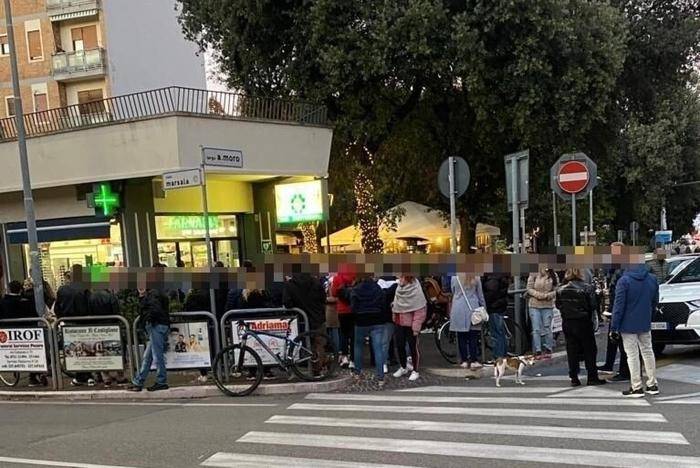 COVID, DRAGHI: “FAVOREVOLE SU AIUTO A VACCINATI CHE DEVONO FARE TAMPONE”