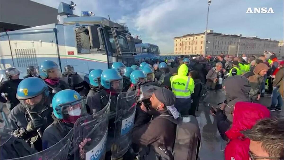 GREEN PASS: A TRIESTE TENSIONE ANCORA ALTA, MANIFESTAZIONI IN TUTTA ITALIA