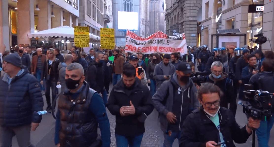 NO GREEN PASS, MANIFESTAZIONI E CORTEI IN TUTTA ITALIA: ALMENO 10MILA PERSONE A MILANO