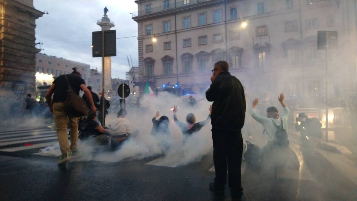 SCONTRI AL CORTEO NO PASS A ROMA, 4 ARRESTATI E UN AGENTE FERITO
