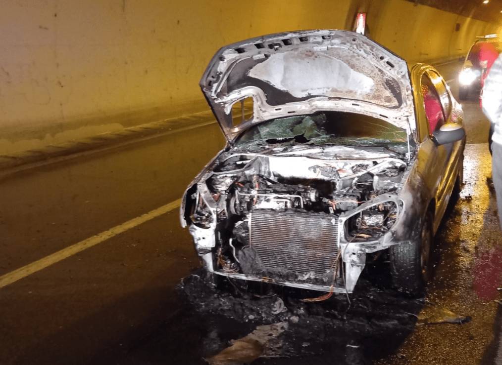 AUTO IN FIAMME SOTTO AL TRAFORO DEL GRAN SASSO: INCENDIO DOMATO, NESSUN FERITO