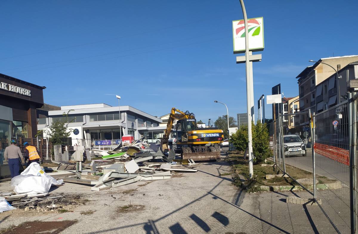 AVEZZANO: AL VIA DEMOLIZIONE VECCHIO DISTRIBUTORE LUNGO VIA ROMA