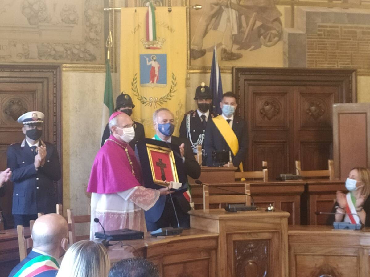 AVEZZANO, A PALAZZO DI CITTA’ “L’ABBRACCIO” DEGLI AMMINISTRATORI AL VESCOVO MASSARO