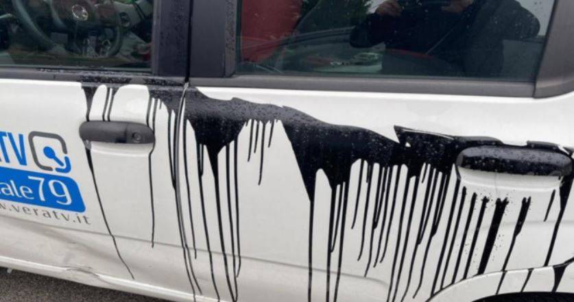 QUINTO ATTO VANDALICO CONTRO VERA TV, IMBRATTATA DI VERNICE AUTO EDITORE LEDDA