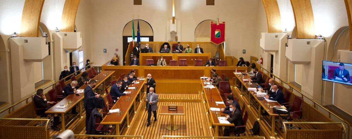 CONSIGLIO ABRUZZO: IN AULA TASSE AUTO, INCENDI BOSCHIVI, ESONERO SPESA SANITARIA MILITARI E AGENTI