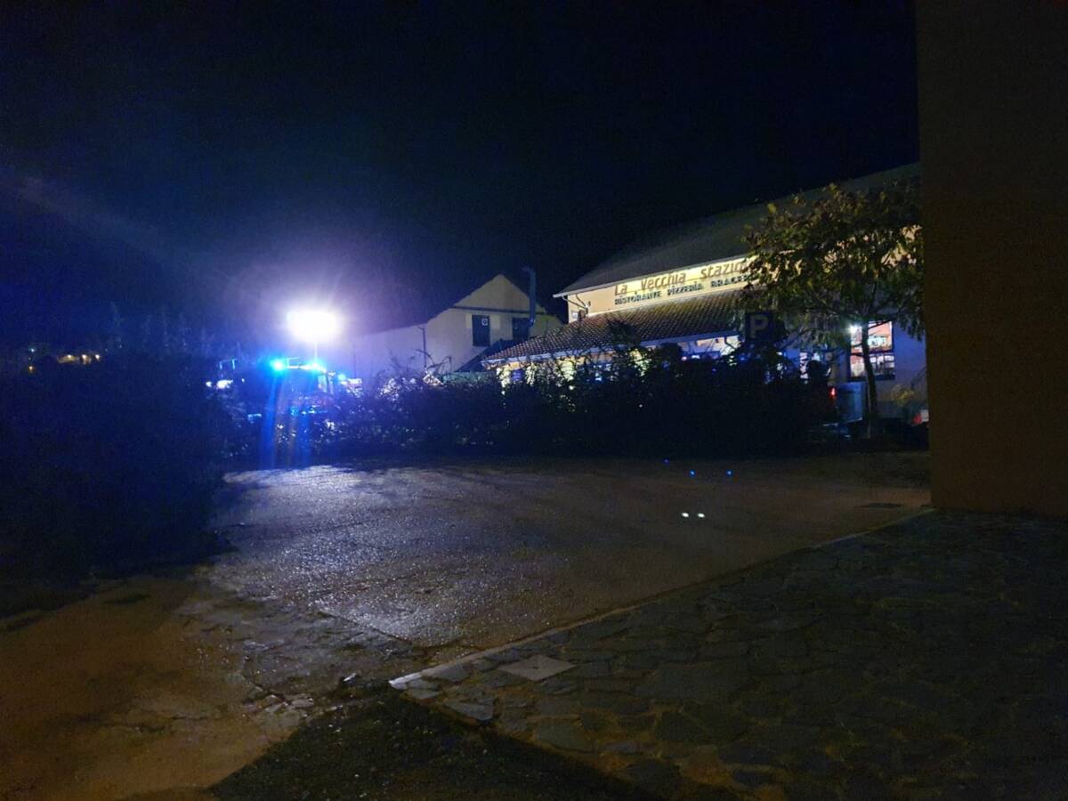 L’AQUILA, IN FIAMME LEGNAIA ALLA VECCHIA STAZIONE: INCENDIO DOMATO DAI VIGILI DEL FUOCO