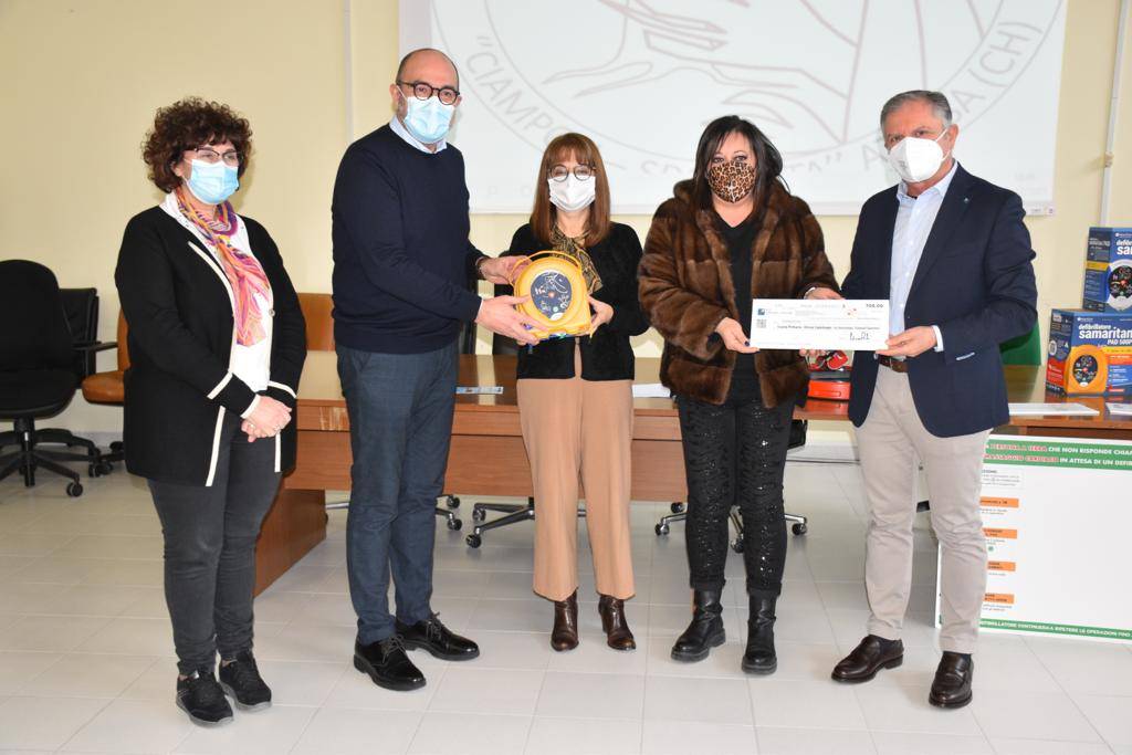 BCC ABRUZZI E MOLISE: 10 DEFIBRILLATORI ALLE SCUOLE  E BUONI ACQUISTO DA SPENDERE IN NEGOZI LOCALI