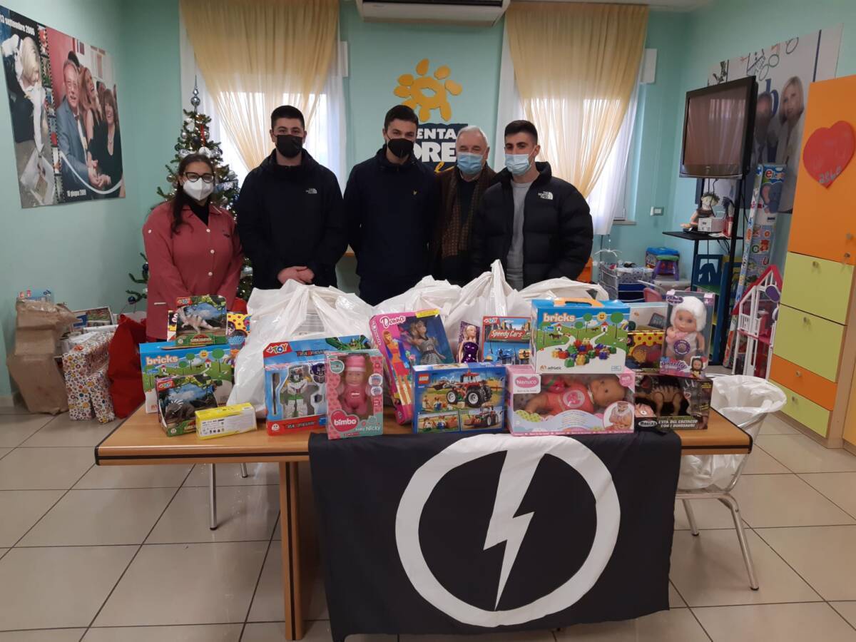 PESCARA, BLOCCO STUDENTESCO DONA GIOCATTOLI NUOVI AI BAMBINI EMOPATICI