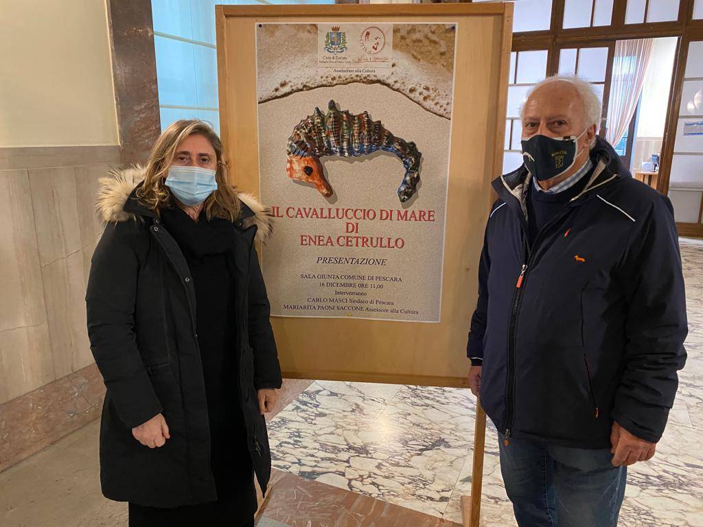 PESCARA, PRESENTATA LA MAIOLICA “IL CAVALLUCCIO DI MARE” REALIZZATA DALL’ARTISTA ENEA CETRULLO
