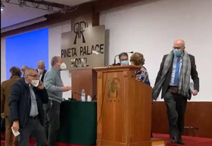 BAGARRE DEI MEDICI NO VAX ALL’ASSEMBLEA DELL’ORDINE A ROMA, ‘MAFIOSI’