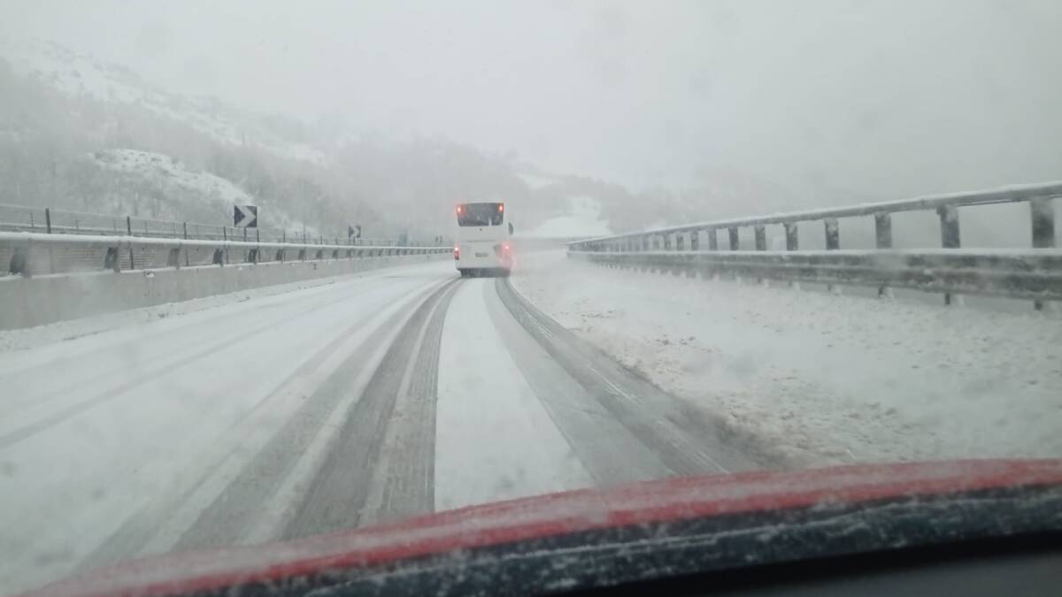 MALTEMPO, MEZZO ABRUZZO SOTTO LA NEVE: QUALCHE DISAGIO REGISTRATO SULLA A24