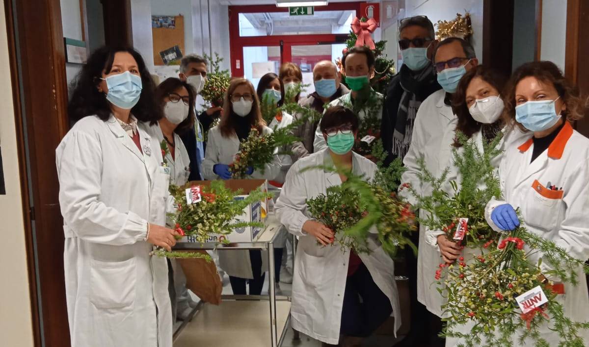 OSPEDALE L’AQUILA: PREMI E DONI PER NATALE DAI TRAPIANTATI DI RENE AL REPARTO DEL PROFESSOR PISANI