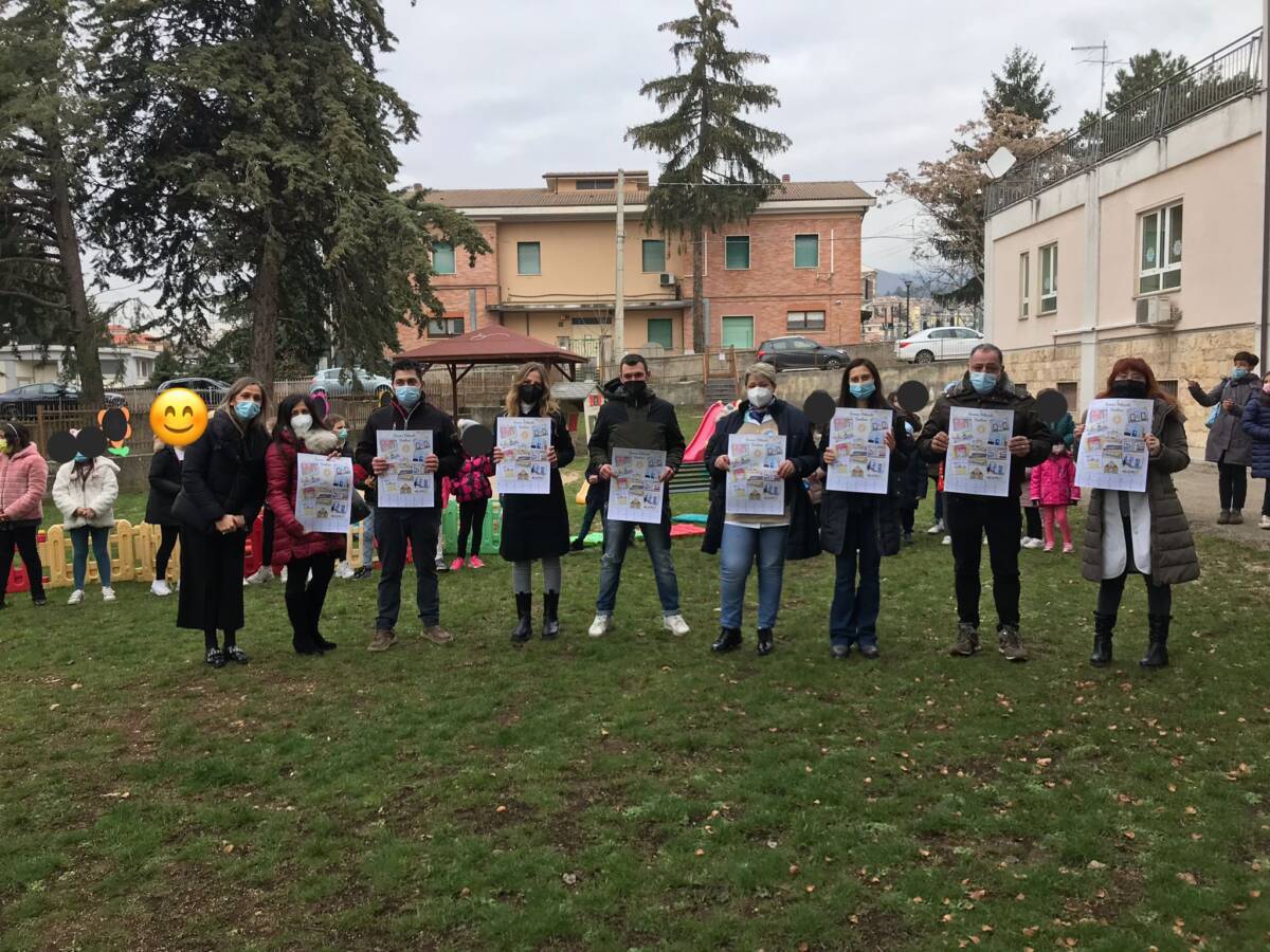 L’AQUILA: I COMMERCIANTI DEL TORRIONE RICEVONO DAI BAMBINI IL CALENDARIO CON DISEGNI DEI LORO NEGOZI