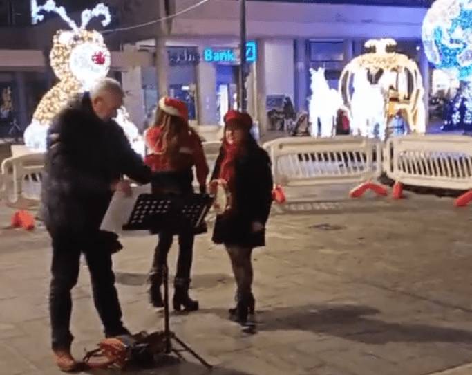 PESCARA, IN PIAZZA GLI AUGURI DELLA COMPAGNIA DI CANTO POPOLARE “ABRUZZO FORTE E GENTILE”