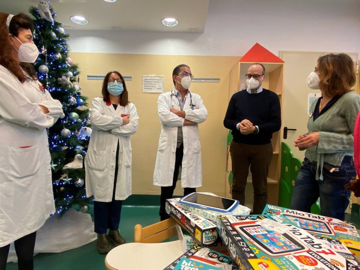 OSPEDALE L’AQUILA, TABLET INTERATTIVI PER I BAMBINI RICOVERATI NEL REPARTO DI PEDIATRIA