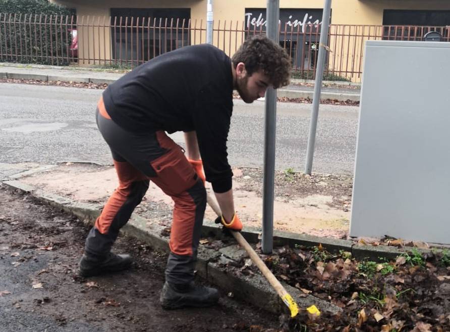 L’AQUILA, GIOVANE SCENDE IN STRADA PER PULIRE MARCIAPIEDI: CITTADINI “COLPITI DA SUO SENSO CIVICO”