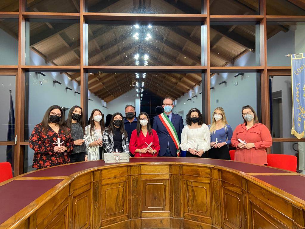 IL BORGO DI NAVELLI IN FESTA PER LE SUE GIOVANI DONNE NEOLAUREATE
