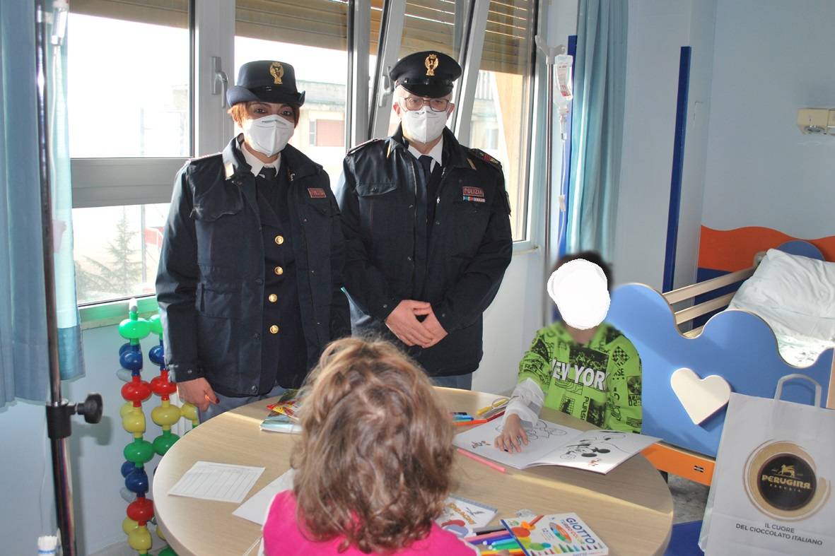 L’AQUILA, POLIZIA DI STATO PORTA DONI AL REPARTO DI PEDIATRIA DEL SAN SALVATORE