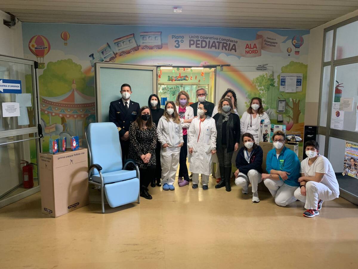 OSPEDALE PESCARA, DONATA POLTRONA PER MAMME CHE ASSISTONO I BIMBI AL REPARTO DI PEDIATRIA
