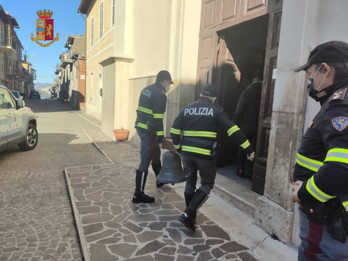 A24, POLIZIA TROVA CAMPANA RUBATA DA UNA CHIESA NELLA PIAZZOLA D’EMERGENZA
