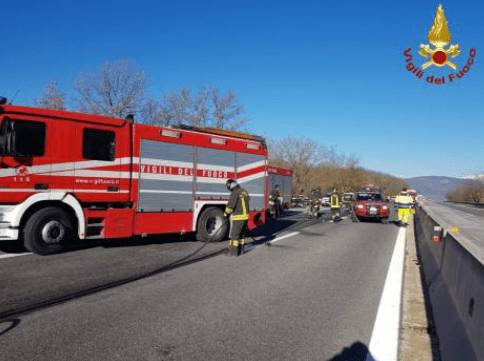 FIAMME SULL’AUTOSTRADA DEI PARCHI, VIGILI DEL FUOCO AL LAVORO