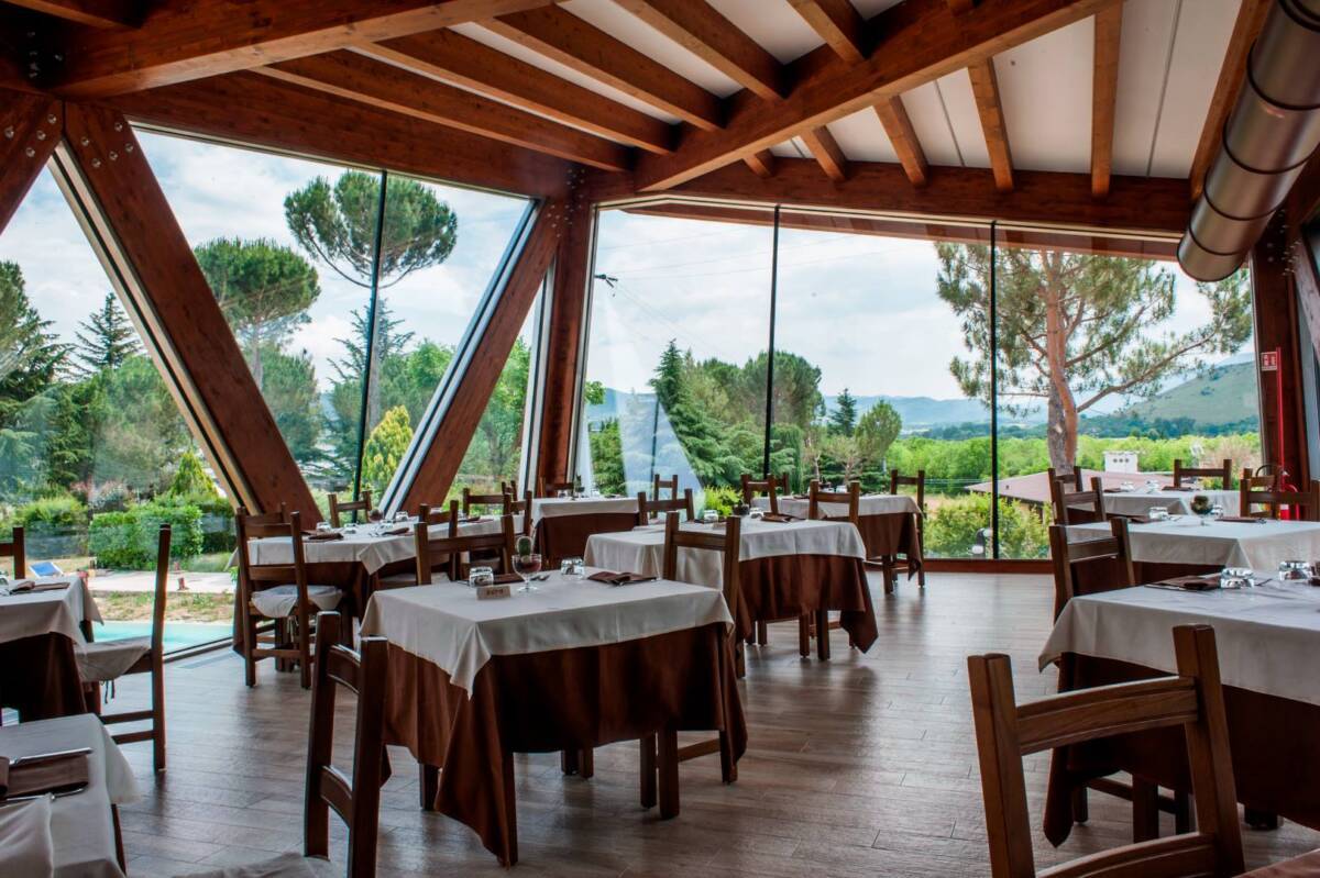 COVID E BOLLETTE, CHIUDE RISTORANTE “LE FIACCOLE” A FOSSA, STOP DUE MESI: “LAVORARE E’ UN LUSSO”